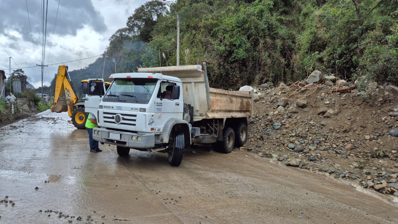 Este miércoles 8 de mayo continúan los trabajos de limpieza vial en la Cuenca – Molleturo – El Empalme. El estado de vías es irregular en Azuay.