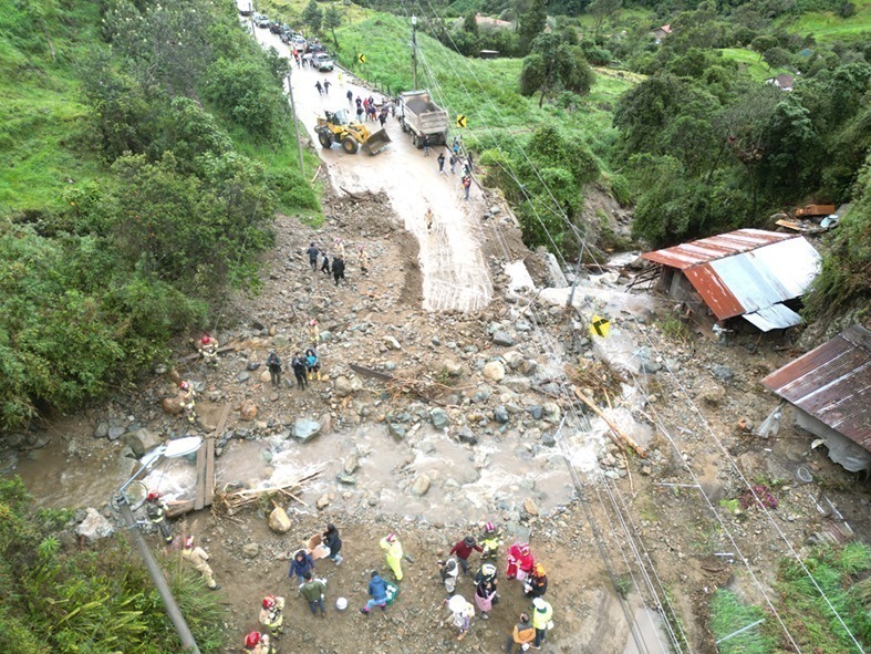 Deslizamiento sobre la vía Cuenca-Molleturo, en el sector Zorrocucho. Maquinaria inició las labores de limpieza. / KOQ