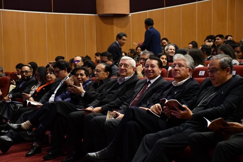 Autoridades civiles, eclesiásticas y salesianas que participaron en el evento en honor al padre Carlos Crespi.