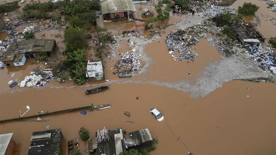 En Porto Alegre, sin ninguna víctima fatal hasta ahora, la tragedia no es tan grave como en otros municipios de Río Grande do Sul, en donde las lluvias, según el último boletín de la Defensa Civil, dejan al menos 37 muertos, 74 heridos, 74 desaparecidos y 351.639 personas afectadas. EFE