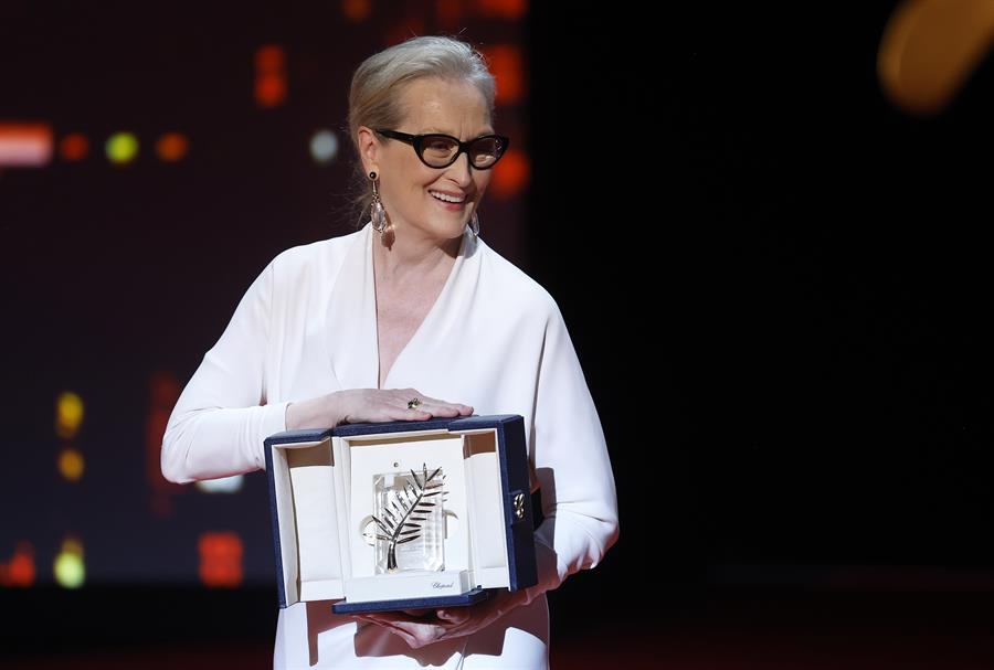 Una clamorosa ovación en pie, digna de una auténtica leyenda del cine, recibió este martes a la actriz Meryl Streep en el Festival de Cannes para hacerle entrega de una Palma de Oro de Honor
