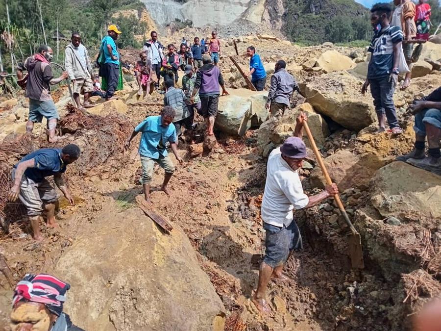 La ayuda humanitaria comenzó a llegar este miércoles a la remota zona del norte de Papúa Nueva Guinea, asolada por una gran avalancha que sepultó un poblado la madrugada del viernes