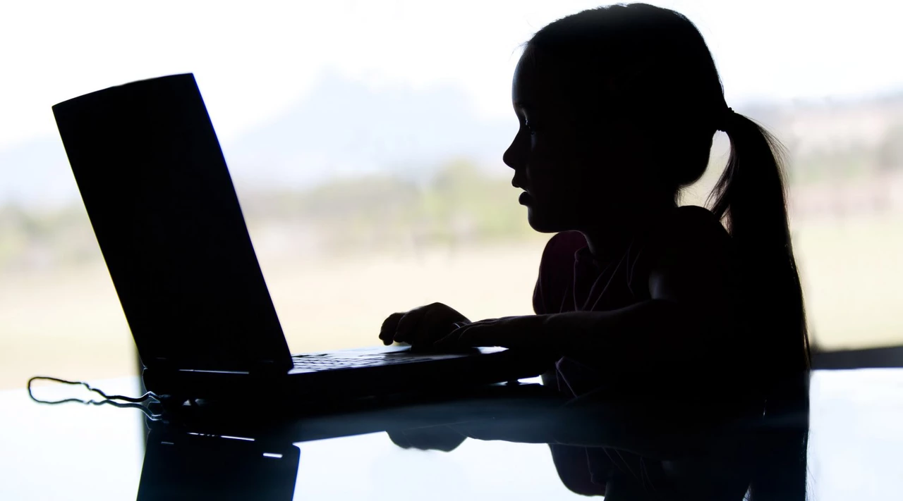 Al menos 4 de cada 10 niños y adolescentes en América Latina tiene conversaciones con desconocidos por internet