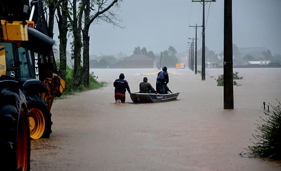 Fotografía cedida por el Ayuntamiento de Santa Maria que muestra a un grupo de personas que se transportan en una canoa en una calle inundada este miércoles, en Santa María, Estado de Río Grande del Sur (Brasil). Al menos ocho personas murieron y otras 21 permanecen desaparecidas en el sur de Brasil a causa de las intensas precipitaciones que afectan desde el lunes pasado el estado de Rio Grande do Sul, informaron este miércoles fuentes oficiales. Hasta el momento, 2.576 personas han tenido que abandonar sus hogares en 104 municipios de Rio Grande do Sul por las subidas del nivel de los ríos y las inundaciones, según el último boletín de Defensa Civil. EFE