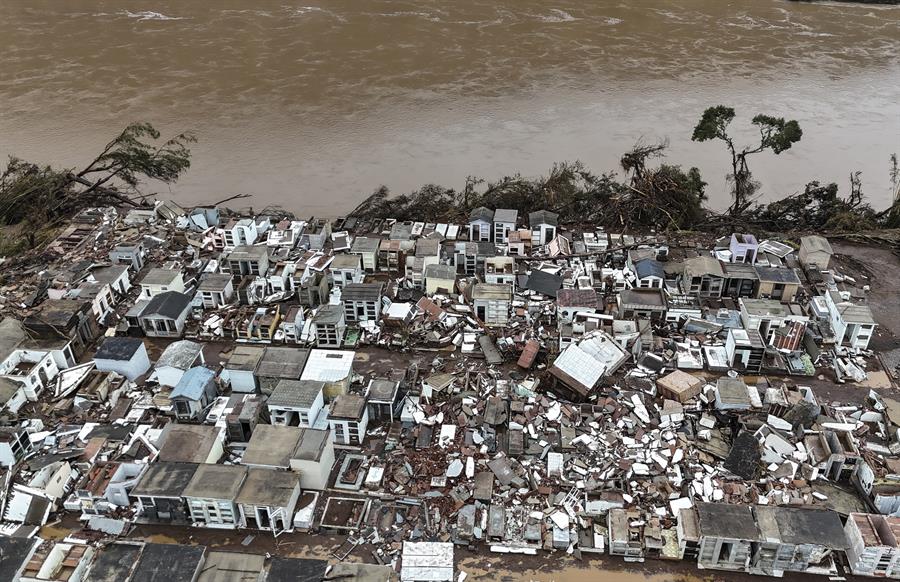 Fotografía tomada este viernes con un dron del cementerio destruido tras las inundaciones en la ciudad de Muçum, uno de los municipios del estado de Rio Grande do Sul afectados por el desbordamiento del río Taquari, en el sur de Brasil. EFE