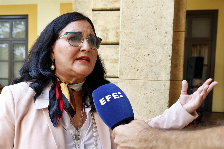 - La subdirectora general para Estados Unidos de la Cancillería cubana Johana Tablada habla en una conferencia de prensa este lunes, en la sede del centro de Prensa Internacional de La Habana (Cuba). Cuba aseguró este lunes que si Estados Unidos "verdaderamente quisiera" disminuir el flujo migratorio de cubanos en su frontera sur con México, "sacaría" a la isla de la lista de países patrocinadores del terrorismo, de la que forma parte desde 2021. EFE/