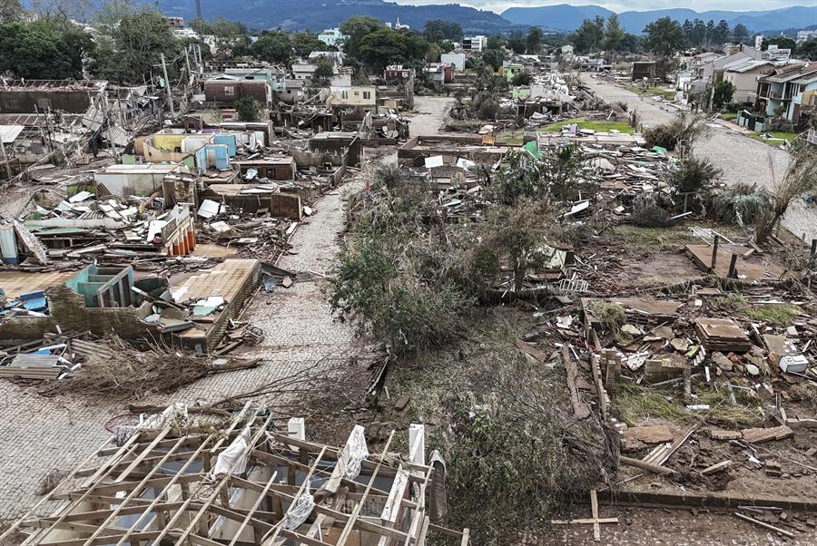 Fotografía aérea que muestra casas destruidas tras la inundación causada por el desbordamiento del río Forqueta, un afluente del río Taquari, este jueves en Lajeado (Brasil). Con buques de guerra, aviones cargueros y hospitales de campaña, las Fuerzas Armadas de Brasil desplegaron un enorme operativo para auxiliar a las víctimas de las devastadoras inundaciones en el sur del país, que han dejado al menos 108 fallecidos, 136 desaparecidos y ciudades enteras bajo el agua. EFE