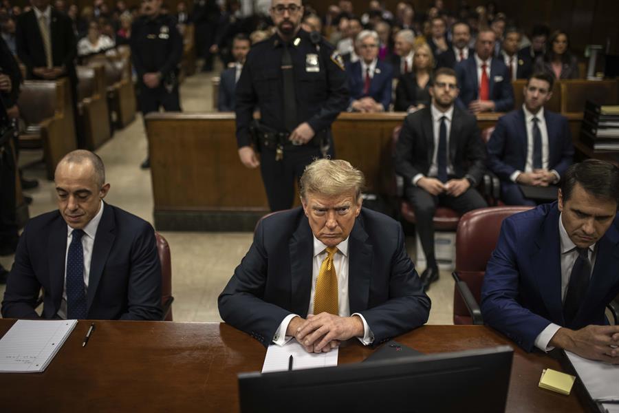 Trump, que es el primer exmandatario de Estados Unidos en someterse a este trámite, está acusado en este juicio de 34 delitos graves de falsificación de registros comerciales y, de ser encontrado culpable, podría ser sentenciado a una pena entre la libertad condicional y los cuatro años de prisión