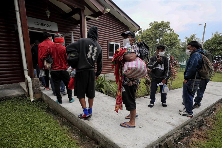 otografía del 5 de abril de 2024 de migrantes hondureños son atendidos en el Centro de Atención al Migrante Retornado (CAMR) de Omoa, en el Caribe hondureño, El hondureño Héctor Pérez intentó migrar ocho veces a Estados Unidos, y las ocho fue deportado. Ya no lo intentará más. Otros deportados, sin embargo, retoman la ruta hacia el norte el mismo día en el que pisan Honduras, necesitados de huir de la miseria y alcanzar el "sueño americano”. EFE