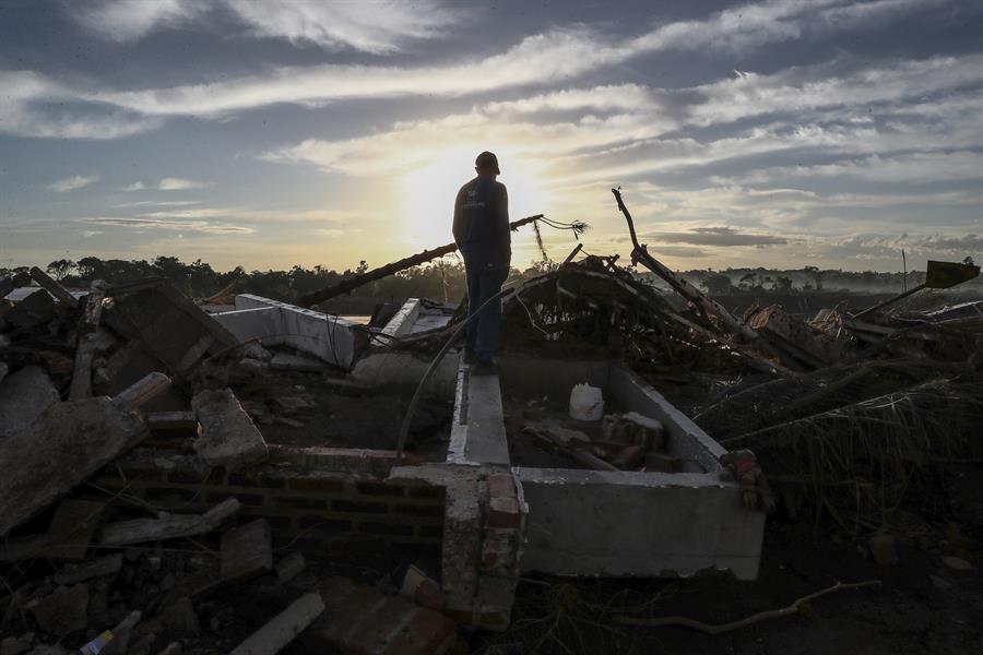 El brasileño Juarez Batista, de 62 años de edad, observa el lugar donde estaba su casa y que fue destruida por el desbordamiento del río Taquari, este miércoles en Lajeado, estado de Rio Grande do Sul (Brasil). El número de fallecidos por las catastróficas inundaciones en la región sur de Brasil superó el centenar, en una de la mayores tragedias climáticas del país, según el último balance divulgado este miércoles por la Defensa Civil. EFE