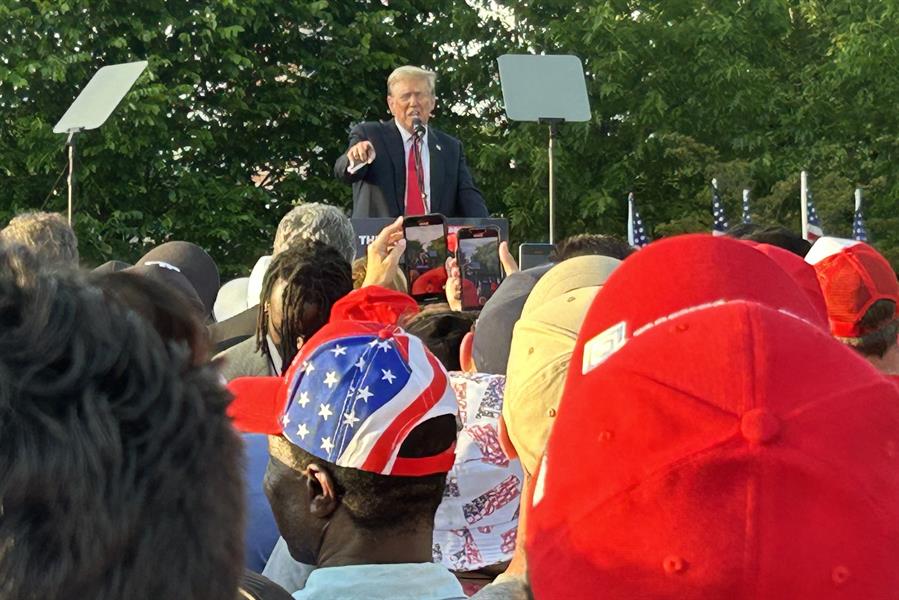 El expresidente de Estados Unidos Donald Trump habla durante un mitin este jueves, en Cotrona Park en Nueva York (EE. UU). El mitin, en el territorio demócrata de El Bronx (Nueva York), deja entrever las divisiones entre los latinos que son su mayoría demográfica: algunos líderes lo apoyan y otros intentan boicotear el evento. Crotona Park es un gran parque en el sur de El Bronx, un distrito con 1,3 millones de habitantes -en su mayoría de clase media y diversa, más del 50 % hispanos y más del 25 % negros- que sigue arrastrando mala fama por una criminalidad que es mucho menor que hace décadas pero no está extinguida. EFE
