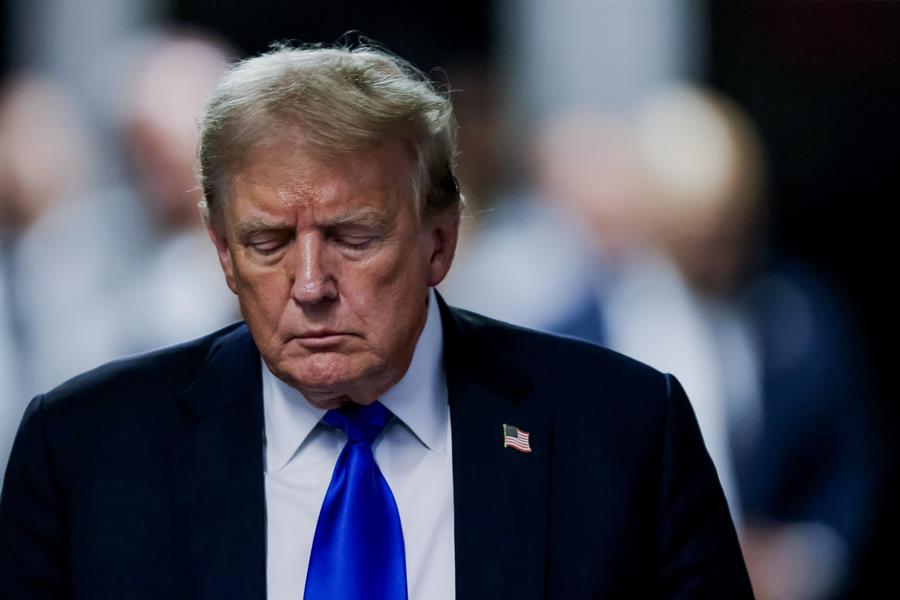 Los doce jurados, siete hombres y cinco mujeres, del juicio penal en Nueva York contra el expresidente de EE.UU. Donald Trump (2017-2021) determinaron este jueves que el magnate es "culpable" de los cargos por delitos graves de falsificación de registros comerciales para proteger su carrera presidencial en 2016.