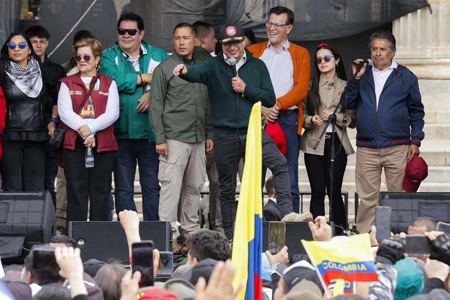 Petro insistió este miércoles en que sus opositores buscan sacarlo del poder mediante un golpe de Estado y aseguró que si eso sucede el pueblo saldrá a las calles a defender la democracia. "Si van a intentar un golpe enfrentarán al pueblo en las calles. Si intentan un golpe contra la voluntad popular, tal como hicieron el 19 de abril de 1970 (día que inspiró el nacimiento de la guerrilla M-19, a la cual perteneció), el pueblo en las calles defenderá la democracia y la voluntad popular", dijo en un largo discurso en la Plaza de Bolívar, con motivo del Día de Trabajo. EFE