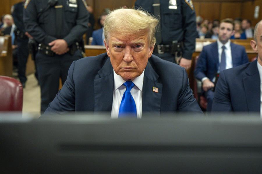 si Trump es declarado culpable, probablemente pasarán varias semanas o meses hasta que sea sentenciado por el juez, periodo en el que probablemente sería liberado bajo fianza, ya que sería un delincuente por primera vez de un delito no violento