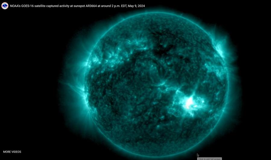 Captura de pantalla tomada de un video publicado por la National Oceanic and Atmospheric Administration (NOAA) que muestra una erupción en el sol (parte brillante de la esfera, suroeste). Una tormenta geomagnética, causada por una serie de erupciones solares y que podría ser la más severa desde 2005, alcanzará la Tierra este viernes al anochecer, según informó la Oficina Nacional de Administración Oceánica y Atmosférica (NOAA, en inglés). EFE