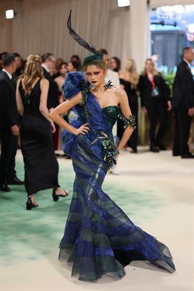 Las miradas de asombro se las llevó la actriz y cantante Zendaya, en la cresta de la ola por la saga 'Dune', que apareció pronto con un vestido de alta costura escultural verde y azul, con lazada a la cintura y formas abullonadas