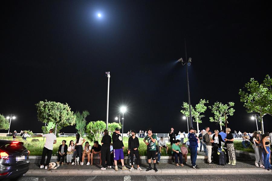 Numerosos vecinos y de otros puntos del Golfo de Nápoles pasaron la noche en la calle, asustados, y llamaron a los servicios de emergencia.