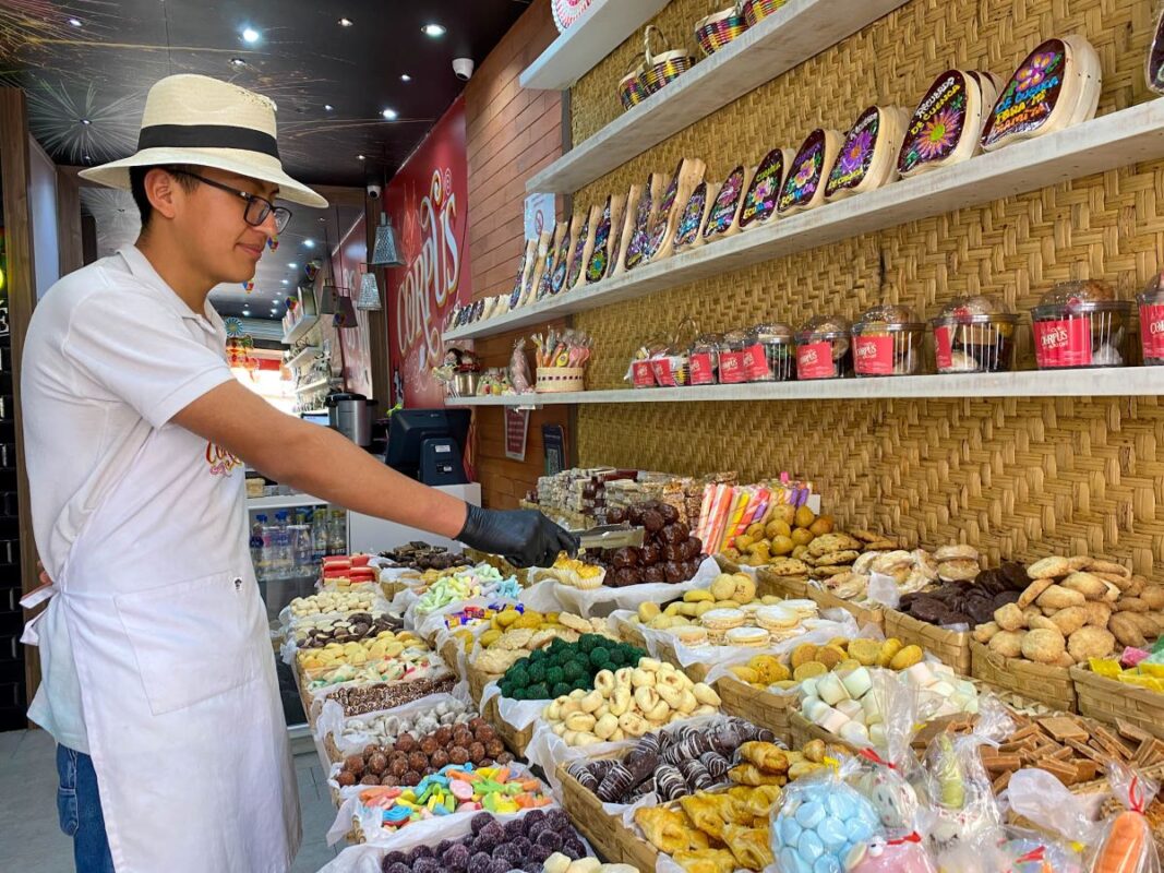 Iván Arpi, comercializa dulces en Corpus Café en la zona del Parque Calderón.