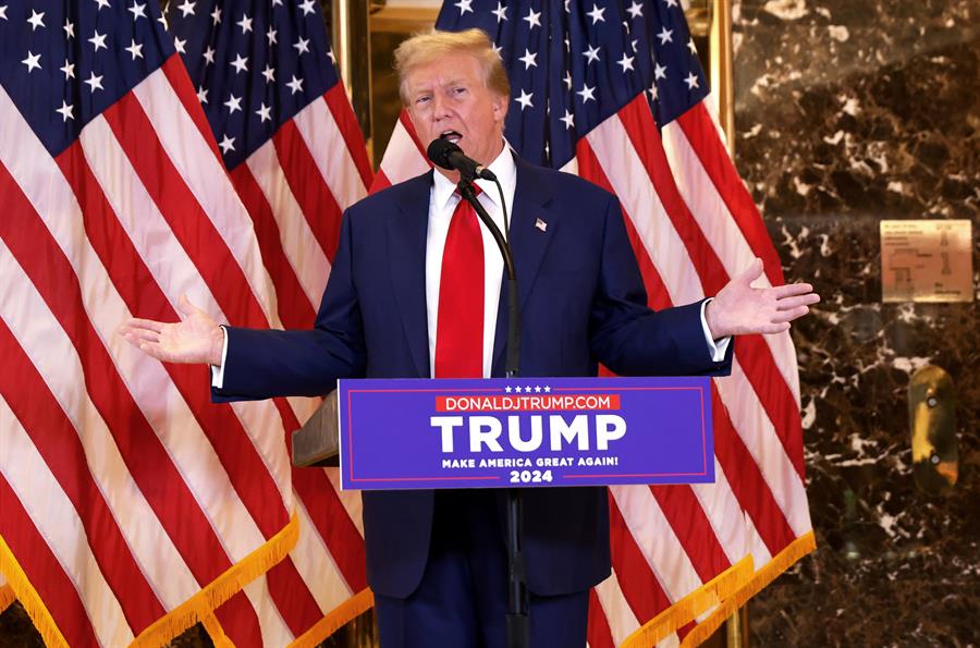 Trump se tomó su tiempo para atacar la parte central del delito por el que fue condenado -el pago irregular a una actriz porno y la falsificación de registros comerciales para ocultarlo-, y dijo que él únicamente se dedicó a pagar "gastos legales", y que todo fue "muy profesional"