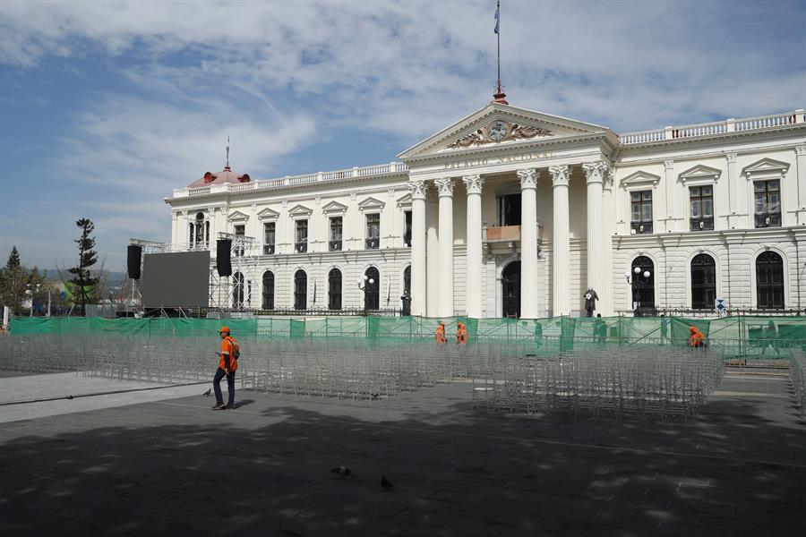 Trabajadores ultiman detalles en el Palacio Nacional con motivo de la ceremonia de investidura del segundo mandato de Nayib Bukele, este jueves en San Salvador (El Salvador). Nayib Bukele asumirá un segundo mandato consecutivo el 1 de junio, pese a la prohibición constitucional, con un amplio respaldo popular, con algunas similitudes con gobernantes latinoamericanos del pasado y en momentos en que el Congreso salvadoreño se ha dado así mismo facultades para reformar la Constitución de manera exprés. EFE