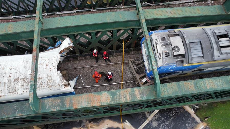 Fotografía aérea que muestra el lugar donde se chocaron un tren de pasajeros y una locomotora este viernes en Buenos Aires (Argentina). Entre 50 y 60 personas resultaron heridas tras el choque este viernes de un tren de pasajeros con una locomotora estacionada en Buenos Aires, informaron fuentes oficiales. EFE