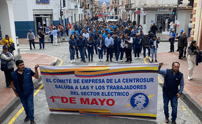 Decenas de trabajadores de instituciones públicas de Cuenca participaron en una marcha por el Día del Trabajador.