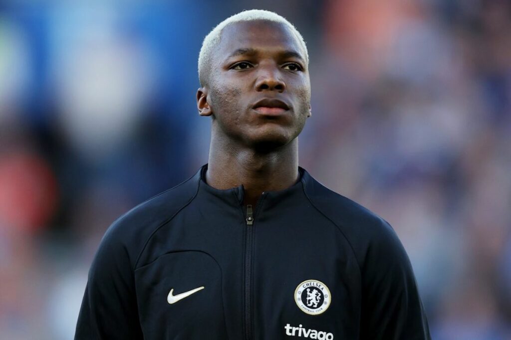 Moisés Caicedo busca clasificar con el Chelsea a un torneo internacional.