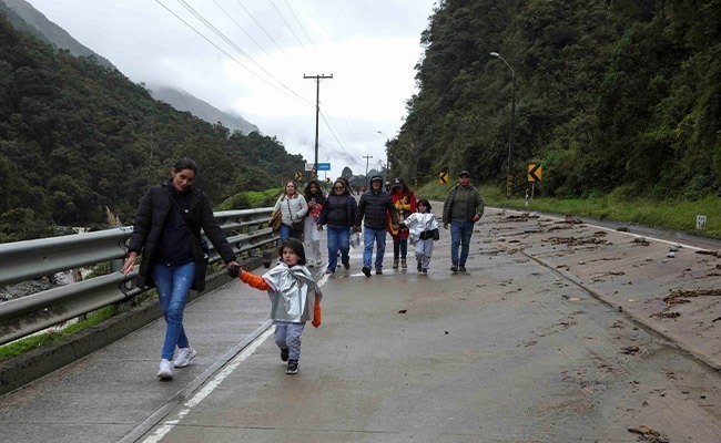 Las fuertes lluvias y los deslizamientos de tierra ocasionaron cierres y puntos críticos en diferentes tramos viales del Azuay.