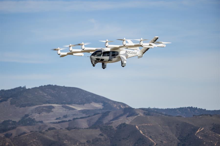 Fotografía cedida por el fabricante de taxis eléctricos aéreos Archer Air donde se muestra una vista lateral de su aeronave eléctrica de despegue vertical denominada Midnight. Archer Air, una subsidiaria de Archer Aviation, recibió este miércoles la autorización de las autoridades estadounidenses para operar aeronaves de cara al lanzamiento de su primer servicio comercial. EFE