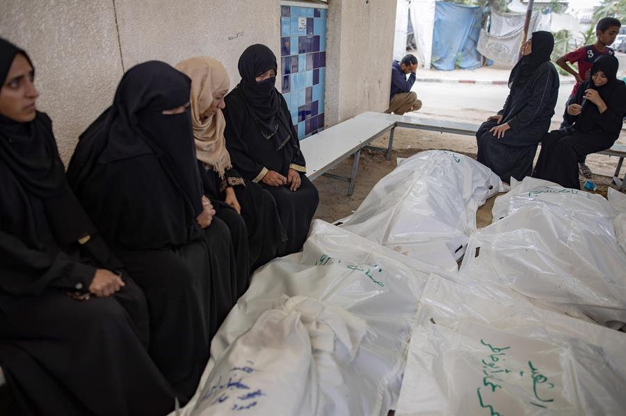 Palestinos lloran junto a los cuerpos de sus familiares en el exterior del Hospital Europeo de Khan Yunis, en el sur de la Franja de Gaza, este lunes. Al menos 10 personas, incluidos tres niños, murieron en un ataque del ejército israelí en Khan Yunis, según la Defensa Civil Palestina. EFE