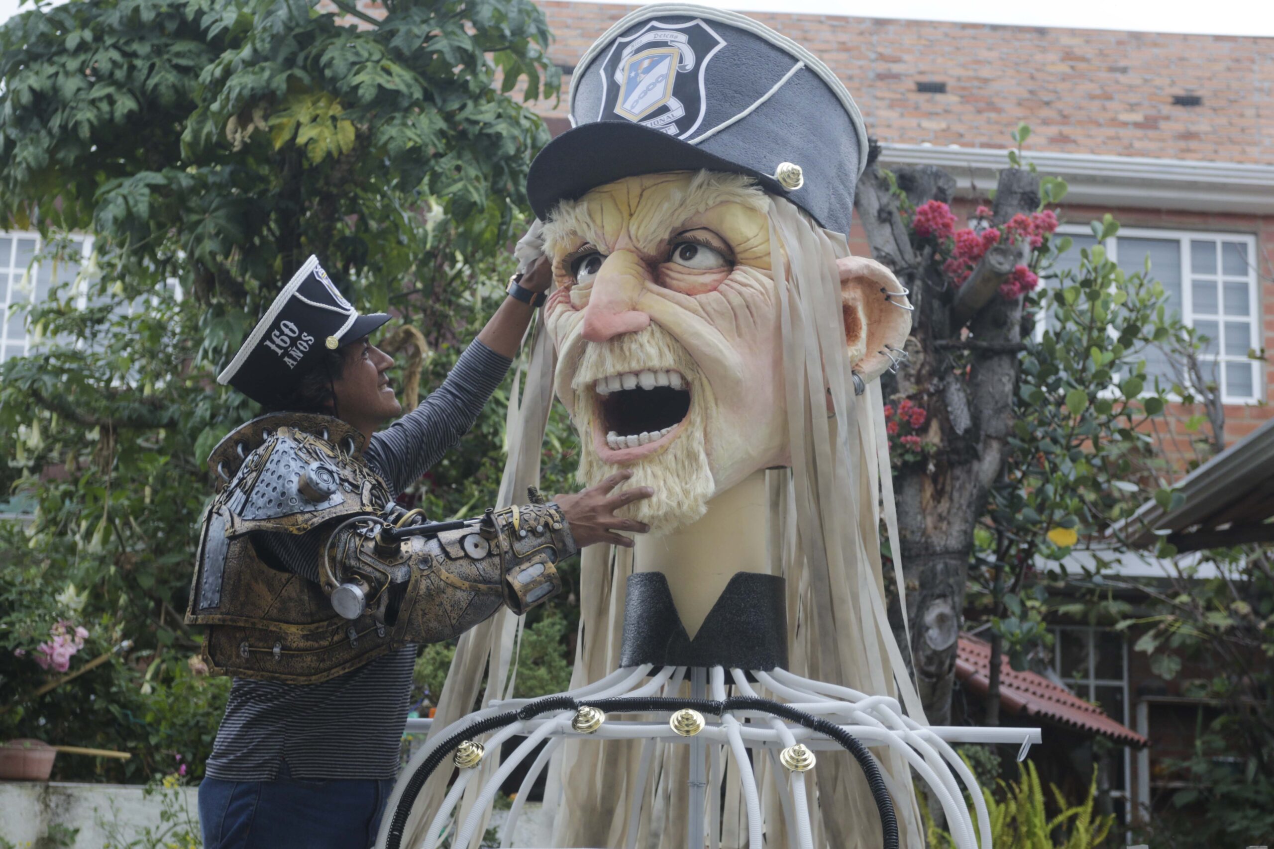 Jaime Quezada muestra el rostro de la marioneta del “Viejo y peludo”. Esta figura la elaboró con sus dos hermanos para el desfile por los 160 años del colegio Benigno Malo. XCA