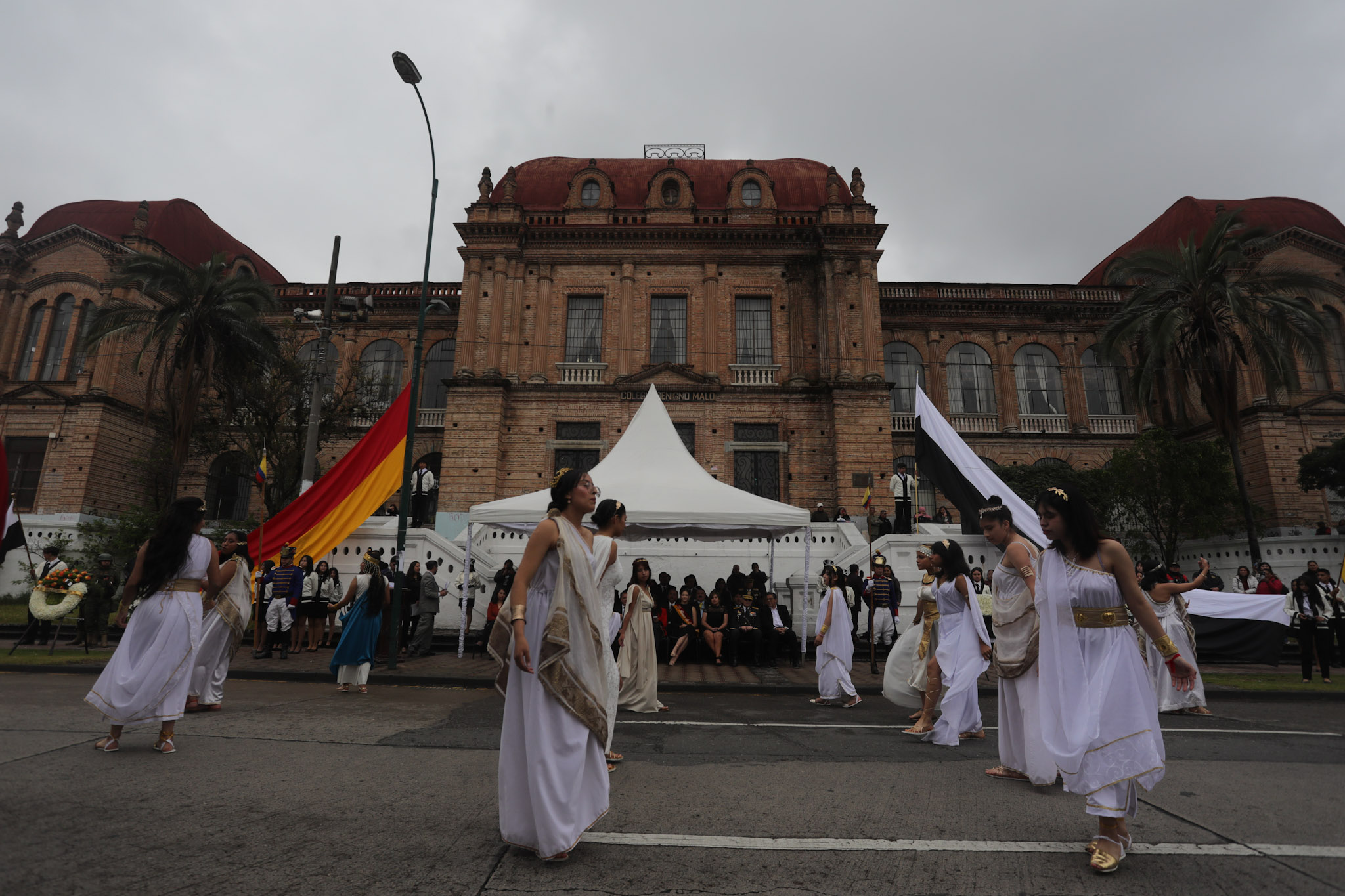 El Colegio Benigno Malo celebró el pregón de sus fiestas con un desfile de colegios centenarios en Cuenca.