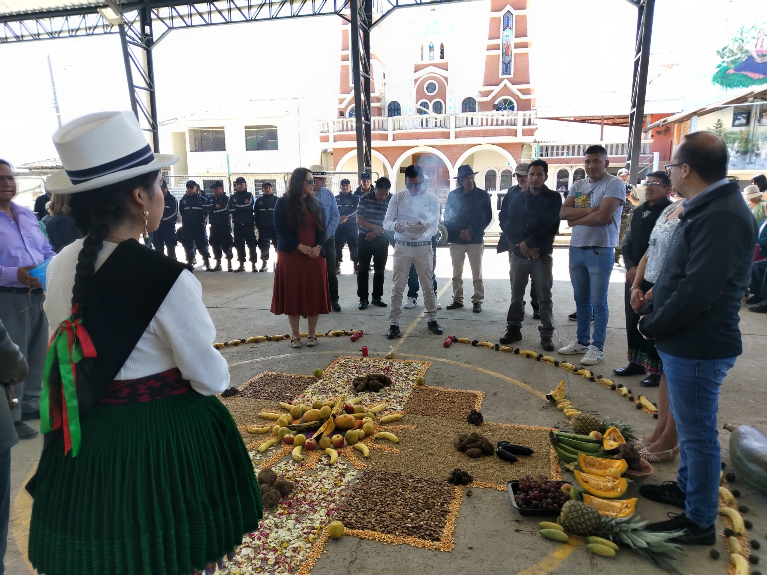 En la comunidad Gualalcay, de la parroquia El Valle, se inauguró el seminario internacional de justicia indígena. El acto inició con una ceremonia ancestral. BPR