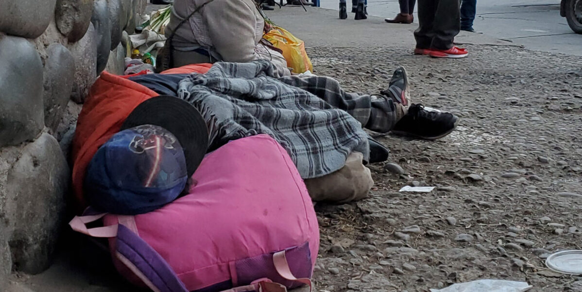 Hay personas que desfallecen sobre las aceras a consecuencia de adicciones o porque están en situación de calle. Imagen captada en el sector Feria Libre, en Cuenca.
