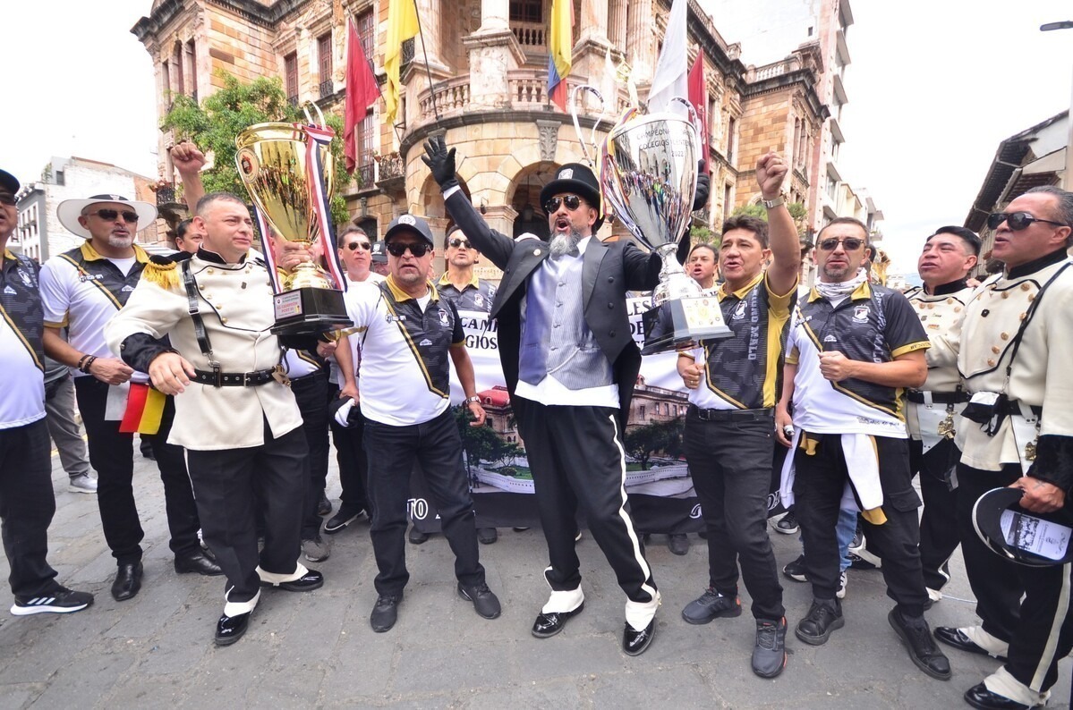 Exalumnos del colegio Benigno Malo participaron en el desfile por los 160 años.