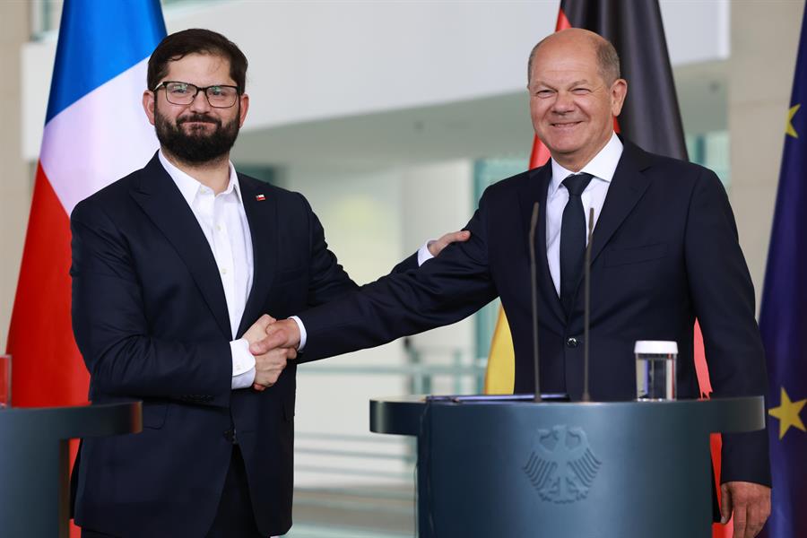 El presidente chileno, Gabriel Boric, y el canciller alemán, Olaf Scholz, reafirmaron este lunes la cooperación entre sus dos gobiernos