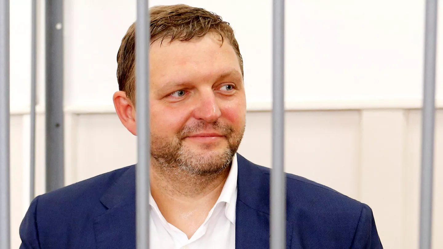 l opositor ruso Nikita Belij, exgobernador de la región de Kírov, salió hoy en libertad tras cumplir ocho años de cárcel por recibir sobornos, acusación que él siempre negó, ya que se consideró víctima de una provocación.