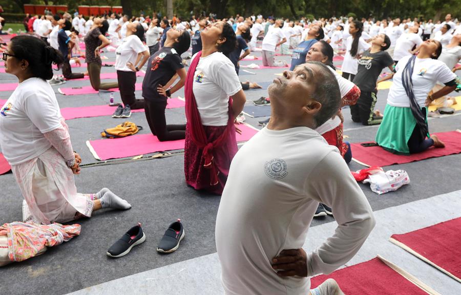 Con más de 3.000 personas realizando de forma simultánea cinco posturas distintas de yoga para conmemorar el día internacional de esta práctica milenaria