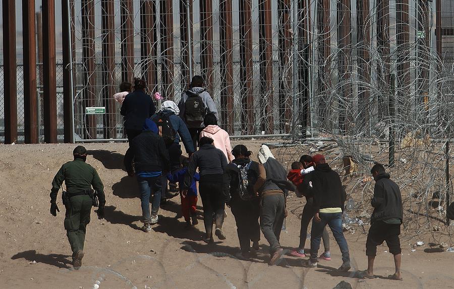 otografía de archivo de migrantes caminando hacia la frontera que divide a México de los Estados Unidos, el 23 de febrero de 2024, en Ciudad Juárez (México). La inmigración tendrá un papel central en el primer cara a cara presidencial de esta campaña entre el presidente estadounidense, Joe Biden, y el exmandatario republicano Donald Trump, pero la importancia de ese debate podría quedar embarrada con simplificaciones que llaman a "cerrar la frontera" o tachan a todos los migrantes de "criminales", algo que el conservador ha llevado al extremo. EFE