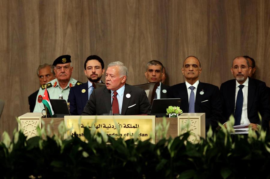 El rey Abdullah II de Jordania asiste a una sesión plenaria durante la Conferencia "Llamado a la acción: Respuesta humanitaria urgente para Gaza", en la región del Mar muerto, Jordania, el 11 de junio de 2024. Un día después de que el Consejo de Seguridad de la ONU aprobara una resolución que apoyaba una iniciativa mediada por Estados Unidos Alto el fuego en Gaza