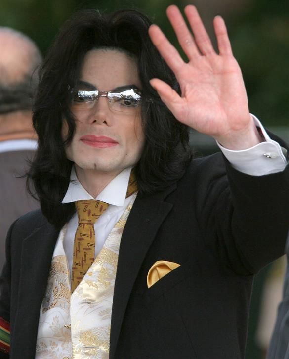 El cantante de pop estadounidense Michael Jackson saluda a sus seguidores al llegar a una nueva jornada del juicio que se sigue contra él, el 3 de junio de 2005, en el juzgado del Condado de Santa Bárbara, Santa María (Estados Unidos). La huella de Michael Jackson como el indiscutible "Rey" que cambió las reglas de la música pop sigue imbatible en el tiempo, pero su imagen, 15 años después de su muerte, arrastra las polémicas acusaciones que enfrentó por abuso infantil. EFE