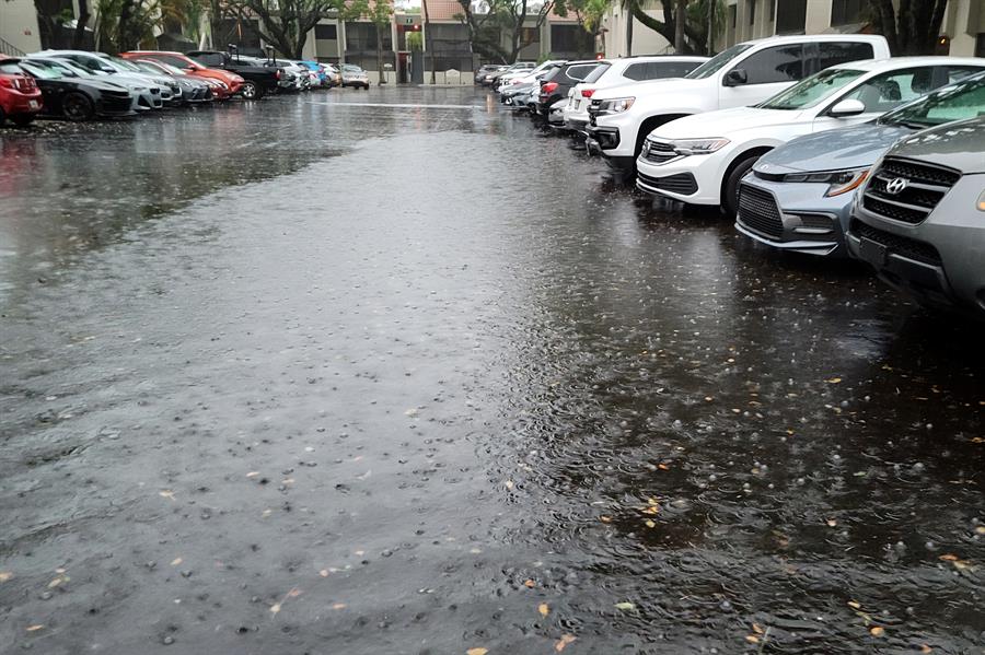Fotografía de unos autos en un estacionamiento inundado debido a las lluvias este miércoles, en una calle de Miami, Florida (EEUU). El sur de Florida afronta torrenciales lluvias que se prolongarán hasta el sábado y que han provocado inundaciones, tornados, corte de autopistas, suspensión de clases y cancelaciones de cerca de 300 vuelos, especialmente el aeropuerto de Fort Lauderdale, sin causar víctimas hasta el momento. EFE