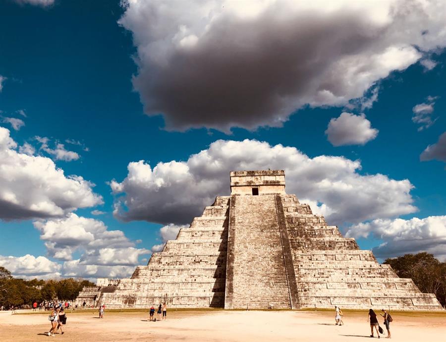 El Castillo', también conocido como el Templo de Kukulcán, es una de las estructuras más grandes de Chichén Itzá y su arquitectura refleja sus lejanas conexiones políticas. Chichén Itzá, ubicada en la península de Yucatán (México), que fue una de las ciudades más importantes de la civilización maya. Hoy es uno de los yacimientos arqueológicos más estudiados de Mesoamérica, principalmente por los vestigios de los sacrificios humanos que se realizaron en este lugar durante siglos. Aunque estos rituales eran una parte esencial de la cultura maya, todavía no se comprenden muy bien. Ahora, el análisis de ADN antiguo de los restos de 64 individuos sacrificados en Chichén Itzá entre el año 600 y el 1100 d.C. ha descubierto que todos eran niños pequeños varones, y que entre ellos había dos pares de gemelos.EFE