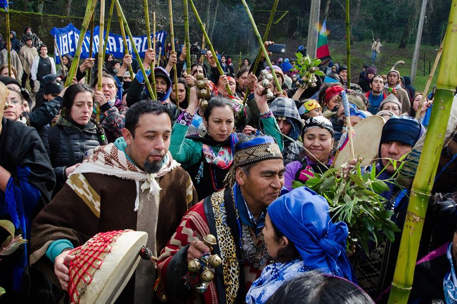 Los pueblos originarios de Chile celebrarón este jueves el Día Nacional de los Pueblos Indígenas, un año más como único país de América Latina que no les reconoce en su Constitución, y con escasas esperanzas de que esta situación cambie en un futuro cercano. EFE