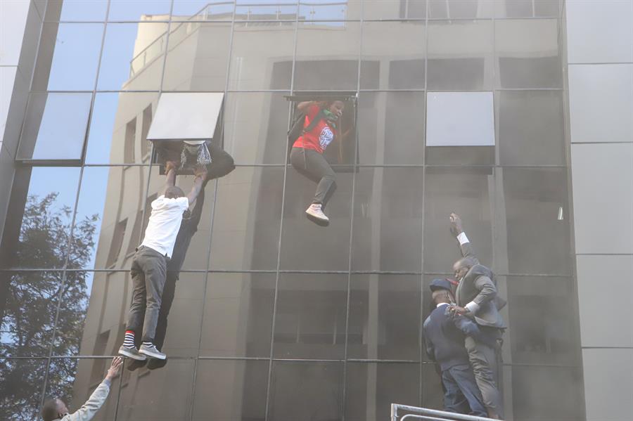 Cientos de manifestantes asaltaron este martes la sede del Parlamento de Kenia en Nairobi e incendiaron una parte del edificio