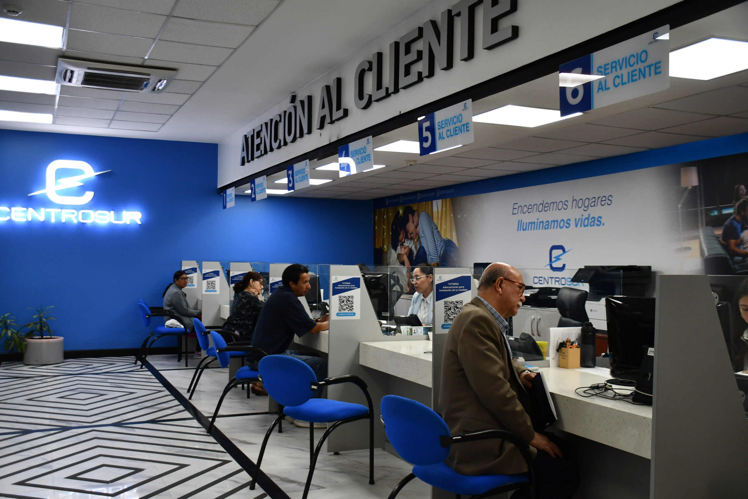 Ciudadanos realizan el pago de las planillas en la Centrosur.