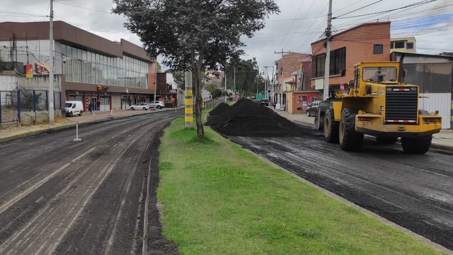 Los trabajos de fresado y asfalto se realizan en el tramo de la avenida Enrique Arízaga Toral, conocida como ‘Medio Ejido – Sayausí’.
