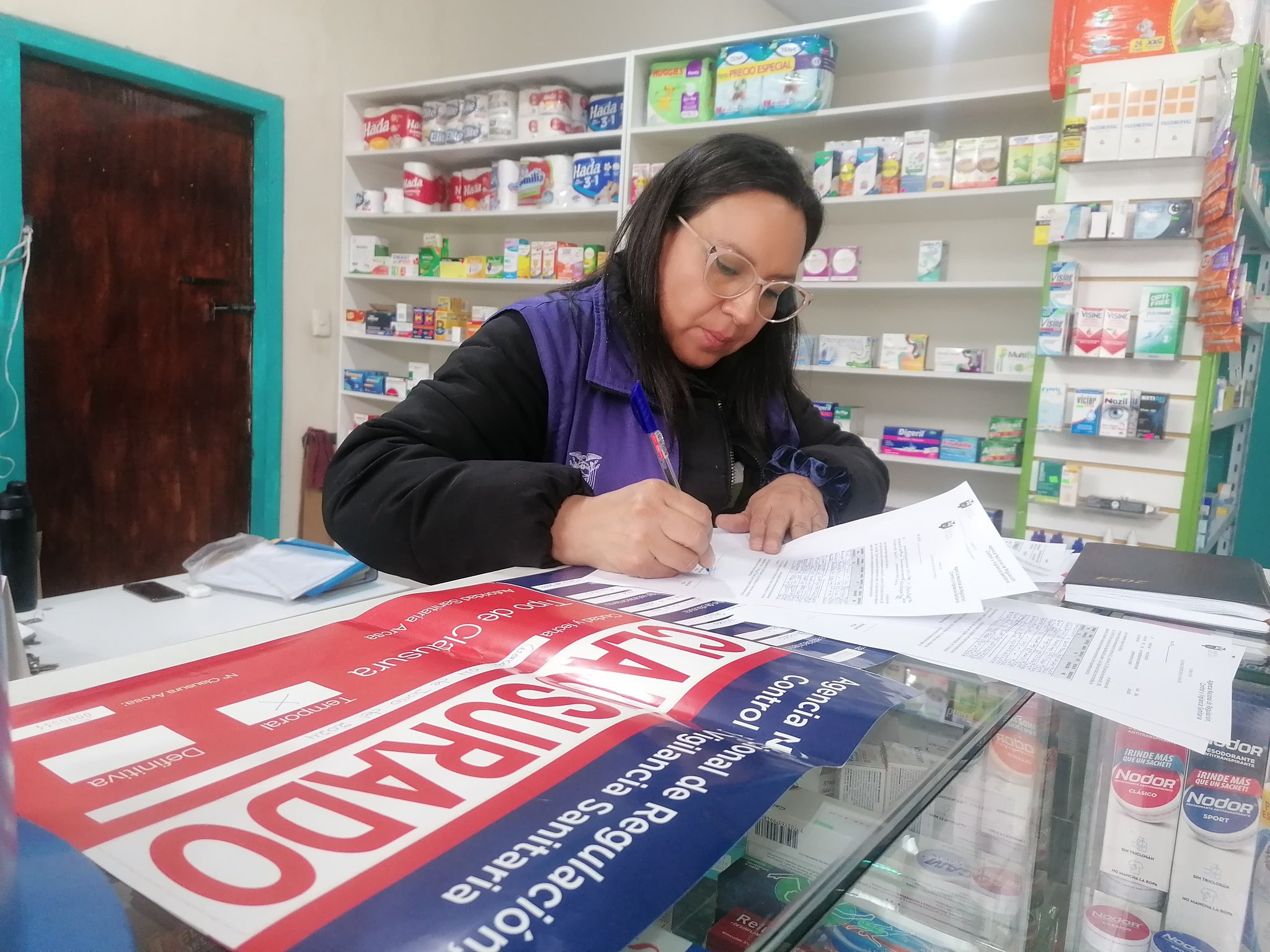 La clausura más reciente ejecutada por la Arcsa se ejecutó en una farmacia en el centro de Cuenca.