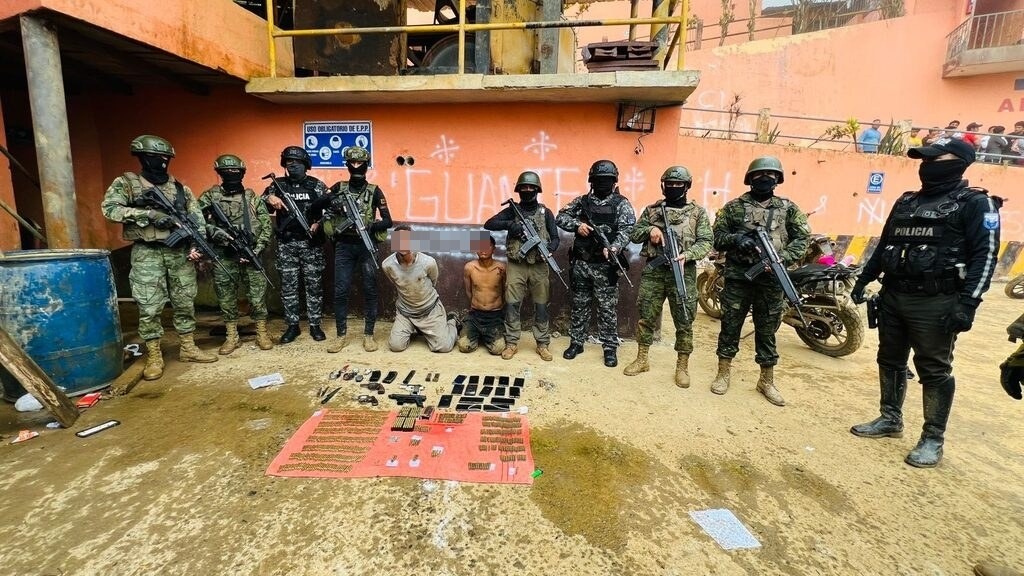 Durante el operativo ejecutado por las fuerzas de seguridad, contra una presunta banda delictiva en Ponce Enríquez, dos personas fueron detenidas.