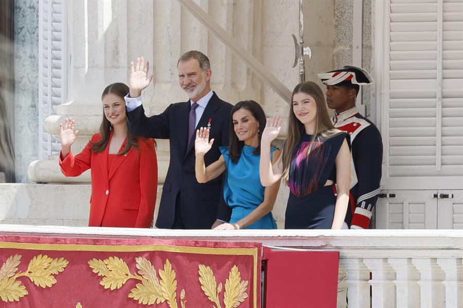 La princesa de Asturias, el rey Felipe VI, la reina Letizia, y la infanta Sofía saludan desde el balcón del Palacio Real en Madrid donde se conmemora el décimo aniversario del reinado de Felipe VI, este miércoles. El rey Felipe VI, junto a la reina Letizia y sus hijas, conmemora el décimo aniversario de su reinado con el relevo solemne de la Guardia Real, la imposición de condecoraciones a ciudadanos desconocidos y un almuerzo institucional, todo ello en el Palacio Real de Madrid, donde el broche a la jornada va a ser un concierto a cargo de la banda de música de la Guardia Real y del violinista Ara Malikian. EFE
